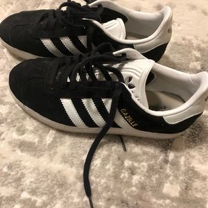 ADIDAS BLACK AND WHITE SNEAKERS